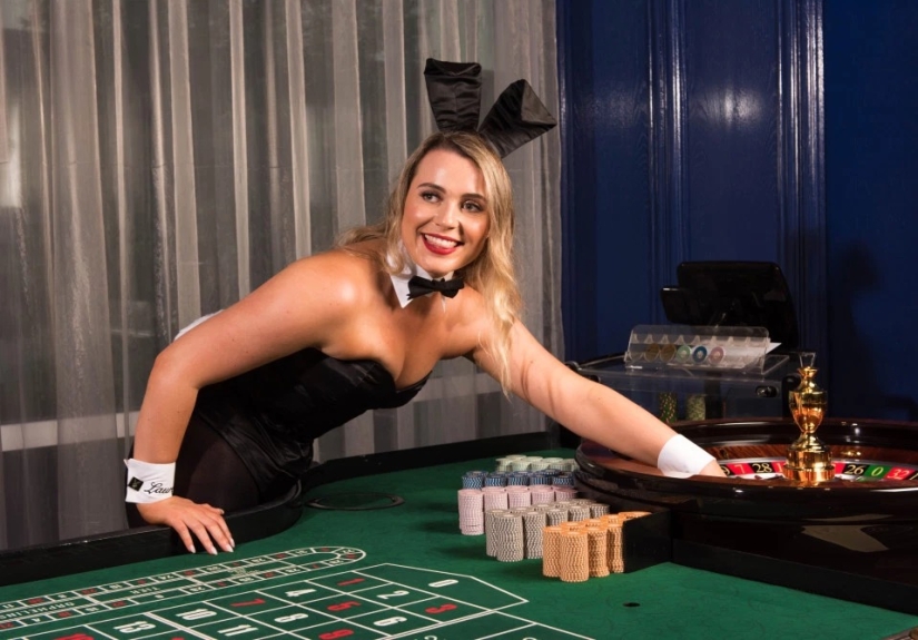 Conejitas: la periodista trabajaba como conejita Playboy en el club y le gustaba