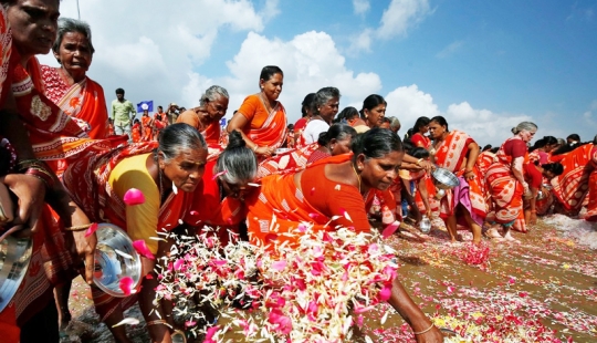 Contrast India: real everyday life of the country Contrast India: real everyday life of the country