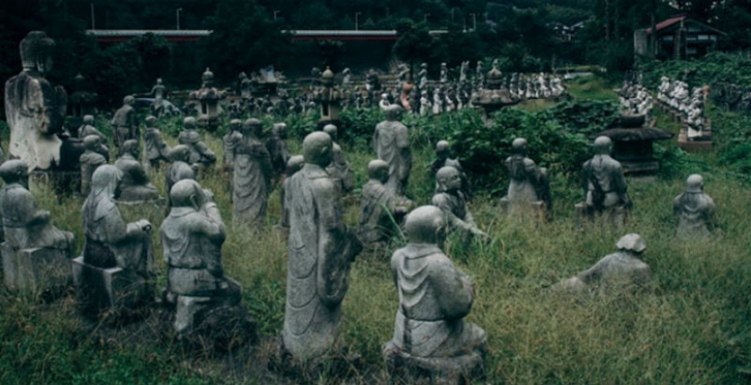 Creepy Japanese village where only statues live