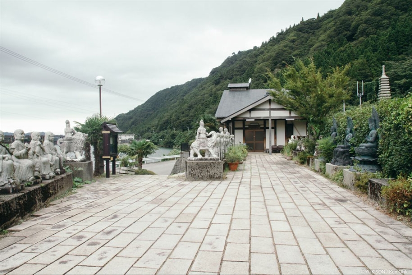 Creepy Japanese village where only statues live