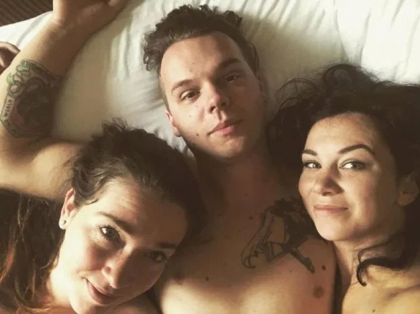 Criticados por la gente, pero felices juntos: el trío amoroso cría a seis hijos y considera su unión ideal Criticados por la gente, pero felices juntos: el trío amoroso cría a seis hijos y considera su unión ideal