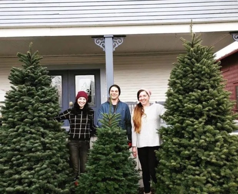 Criticados por la gente, pero felices juntos: el trío amoroso cría a seis hijos y considera su unión ideal Criticados por la gente, pero felices juntos: el trío amoroso cría a seis hijos y considera su unión ideal