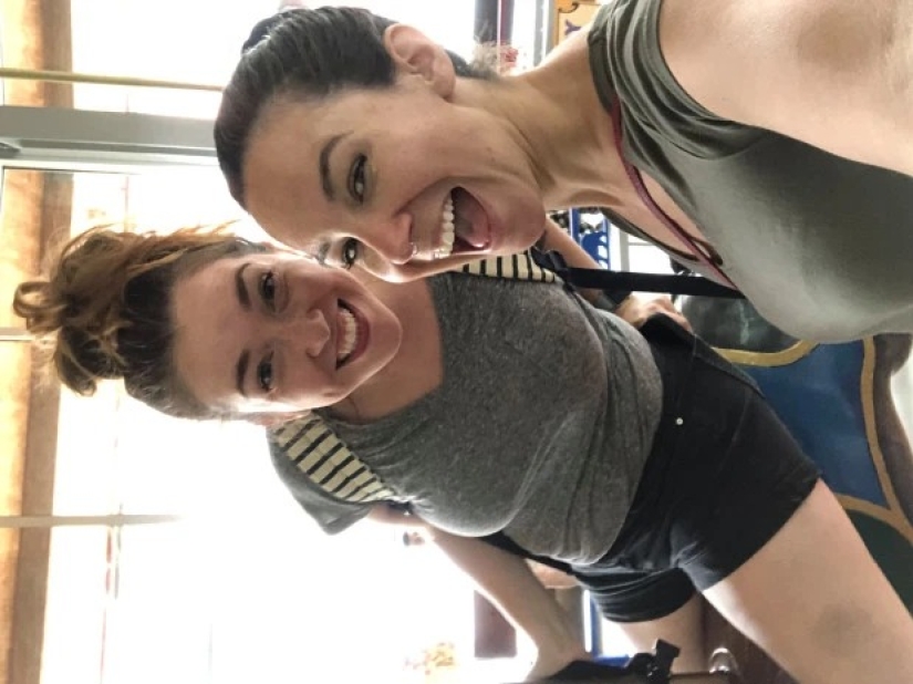 Criticized by people, but happy together: the love trio brings up six children and considers their union ideal Criticized by people, but happy together: the love trio brings up six children and considers their union ideal