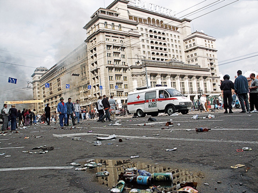 Cruel y aterrador: hace exactamente 16 años, los fanáticos del fútbol destrozaron la plaza Manezhnaya Cruel y aterrador: hace exactamente 16 años, los fanáticos del fútbol destrozaron la plaza Manezhnaya