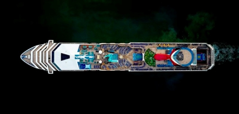 Cruise ships — stunning view from above Cruise ships — stunning view from above