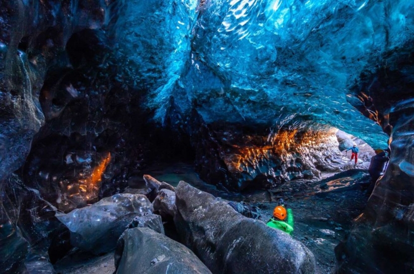 Cueva de otro mundo en el glaciar Vatnajökull