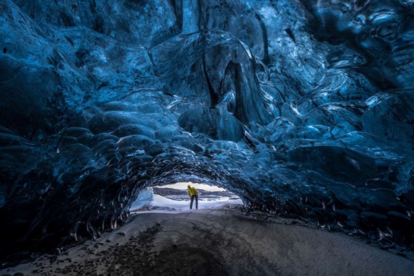 Cueva de otro mundo en el glaciar Vatnajökull