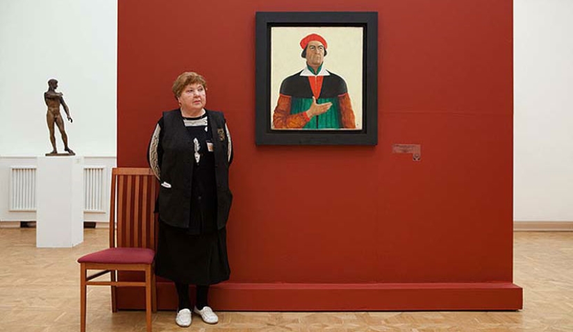 Curiosa serie de fotos "Cuidadores de museos rusos"