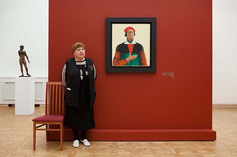 Curiosa serie de fotos "Cuidadores de museos rusos"
