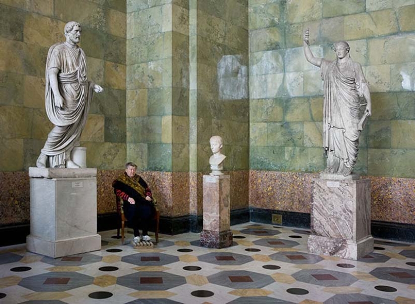 Curiosa serie de fotos "Cuidadores de museos rusos"