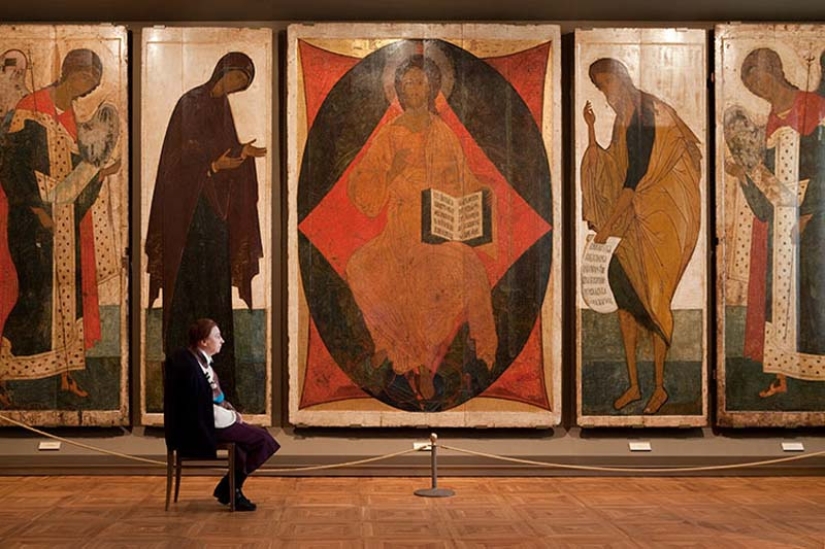 Curiosa serie de fotos "Cuidadores de museos rusos"