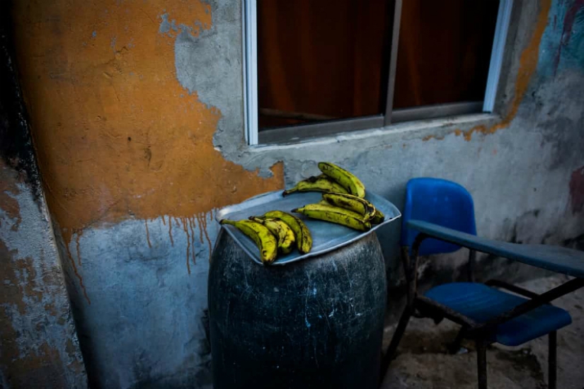 Dame un peinado y te daré pescado para almorzar: cómo se llevan mil personas en una isla del tamaño de un campo de fútbol