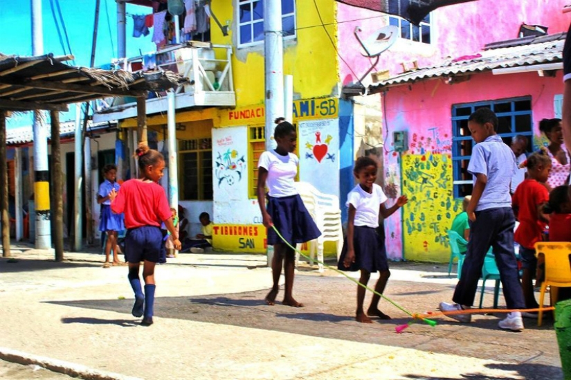 Dame un peinado y te daré pescado para almorzar: cómo se llevan mil personas en una isla del tamaño de un campo de fútbol Dame un peinado y te daré pescado para almorzar: cómo se llevan mil personas en una isla del tamaño de un campo de fútbol