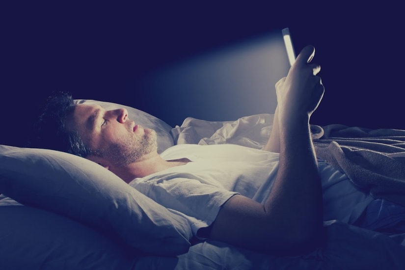 Dangerous for health: scientists told why you can't sleep with a smartphone Dangerous for health: scientists told why you can't sleep with a smartphone