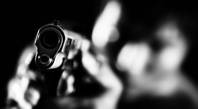 Dangerous profession: the photographer came to shoot the house and got shot by the hostess