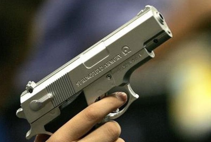 Dangerous profession: the photographer came to shoot the house and got shot by the hostess