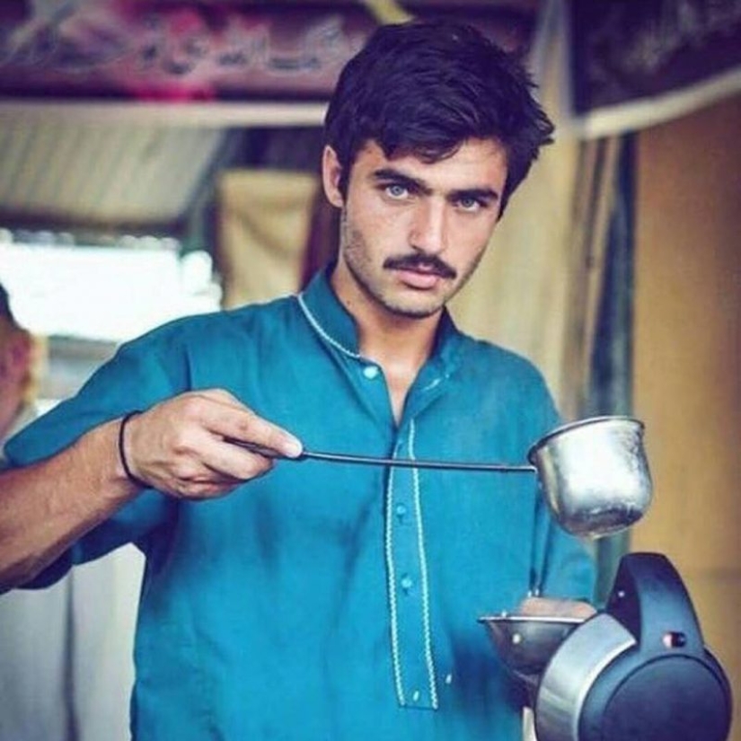 De vendedor de té a modelo: cómo una foto cambió la vida de un niño paquistaní