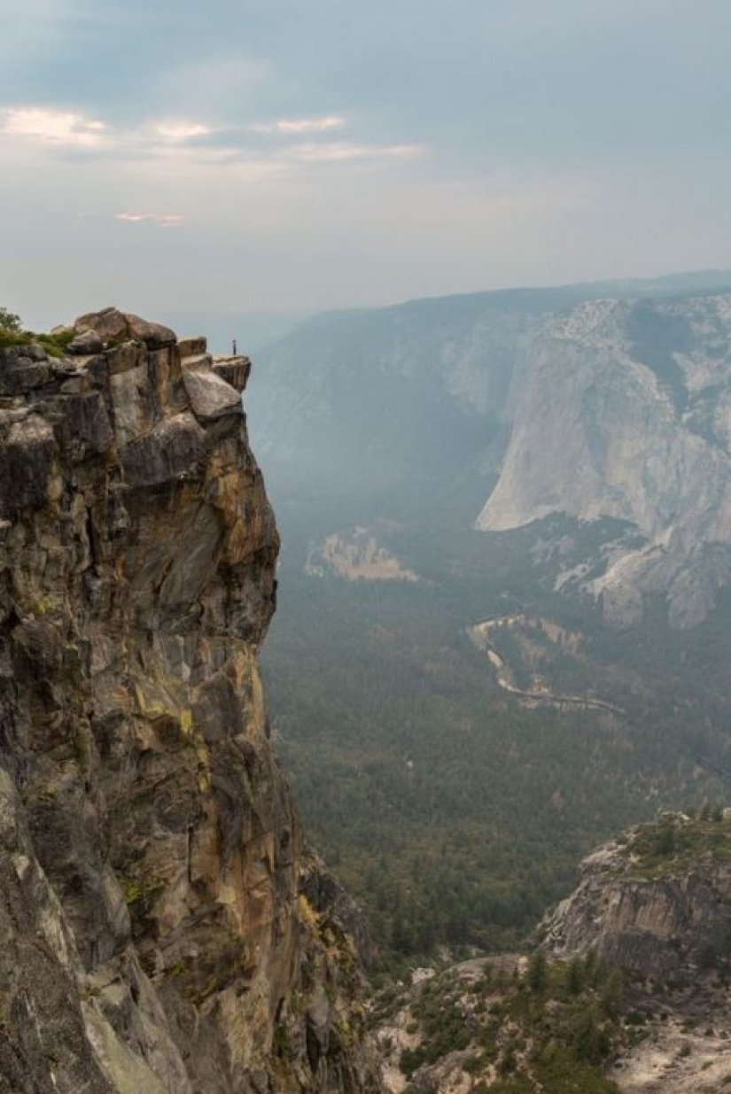 Deadly selfie: flying into eternity from a steep cliff 243 meters high
