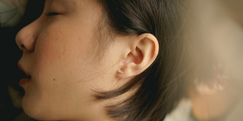 Debido a una enfermedad rara, la niña dejó de escuchar a los hombres, pero al mismo tiempo escucha perfectamente a las mujeres Debido a una enfermedad rara, la niña dejó de escuchar a los hombres, pero al mismo tiempo escucha perfectamente a las mujeres