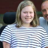 Debido al terrible virus, las extremidades de la niña fueron amputadas, pero aprendió a tocar el piano