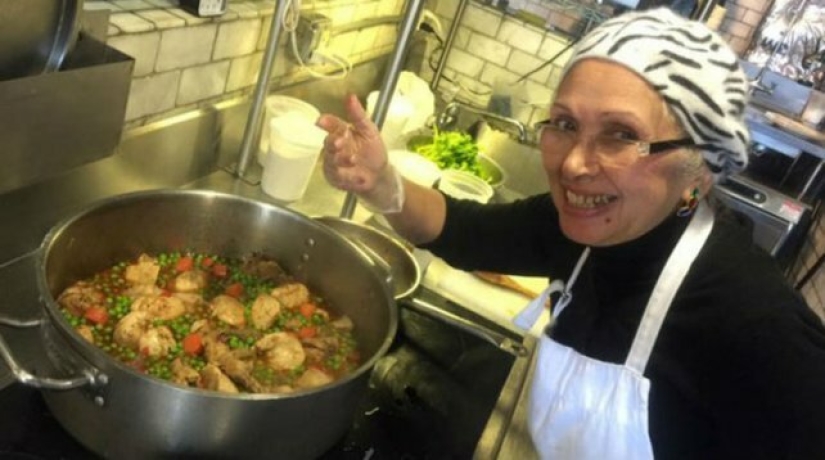 Delicioso Abuela: restaurante, contrató a los abuelos de diferentes nacionalidades, para cocinar comida casera
