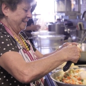 Delicioso Abuela: restaurante, contrató a los abuelos de diferentes nacionalidades, para cocinar comida casera