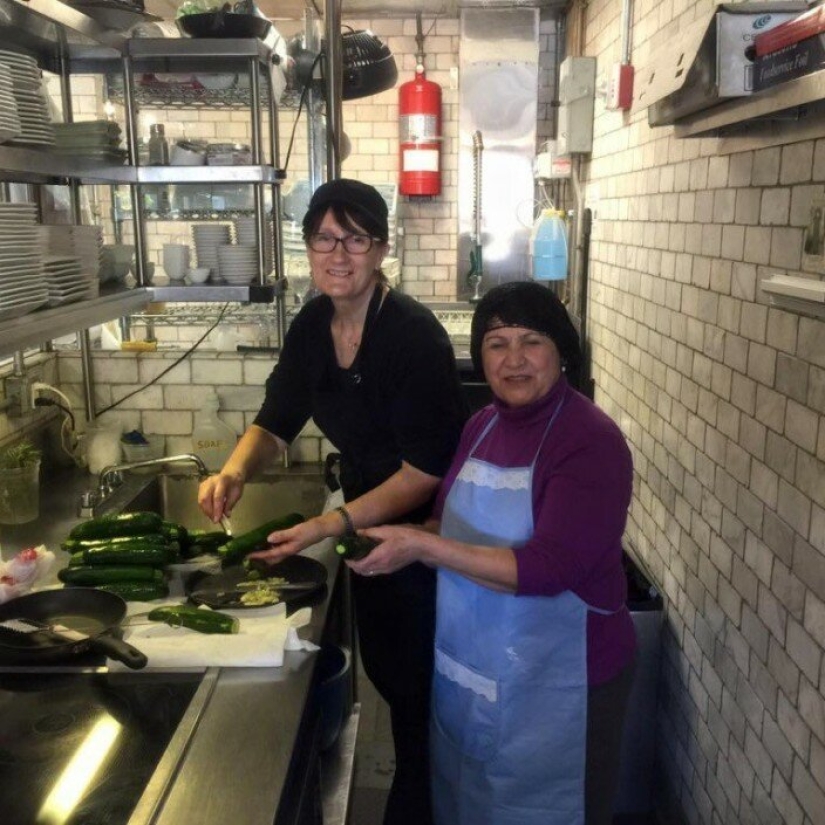 Delicioso Abuela: restaurante, contrató a los abuelos de diferentes nacionalidades, para cocinar comida casera