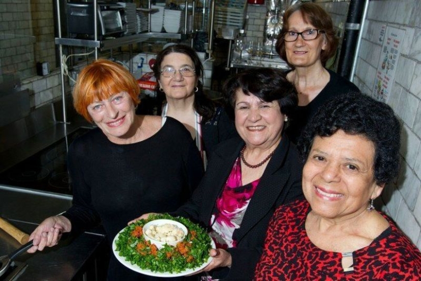 Delicioso Abuela: restaurante, contrató a los abuelos de diferentes nacionalidades, para cocinar comida casera