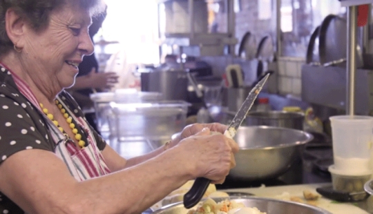 Delicioso Abuela: restaurante, contrató a los abuelos de diferentes nacionalidades, para cocinar comida casera