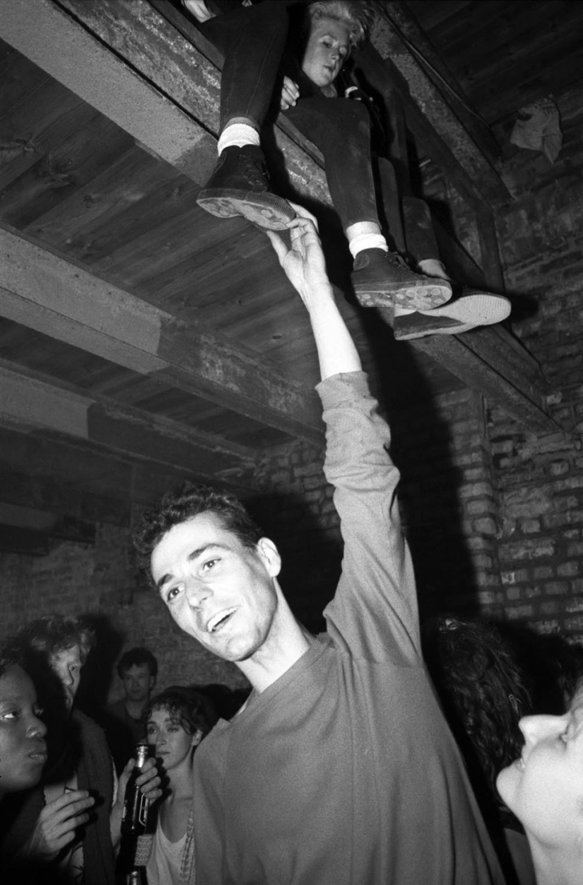 Descuido de la vida nocturna de los Británicos en los 80-90‑s de la lente en el club fotógrafo Adam Friedman