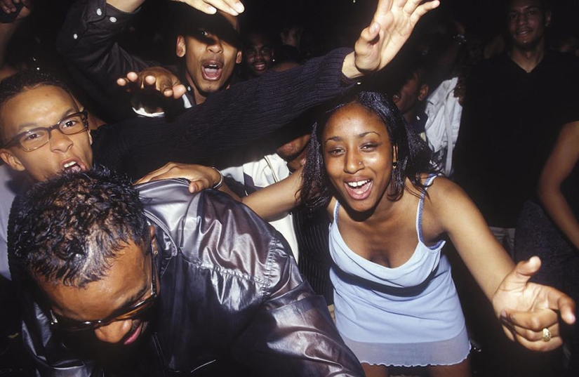 Descuido de la vida nocturna de los Británicos en los 80-90‑s de la lente en el club fotógrafo Adam Friedman
