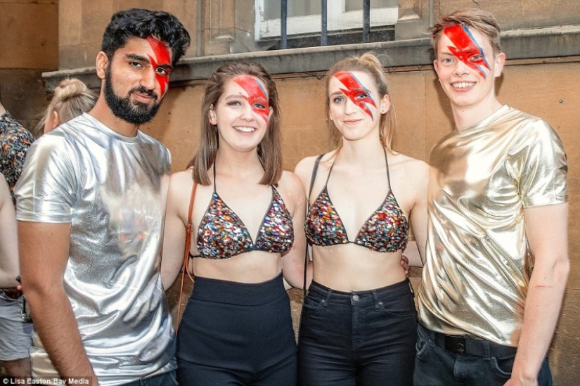 Desvestirse e ir al baile: cómo los estudiantes de Cambridge celebran el final de los exámenes