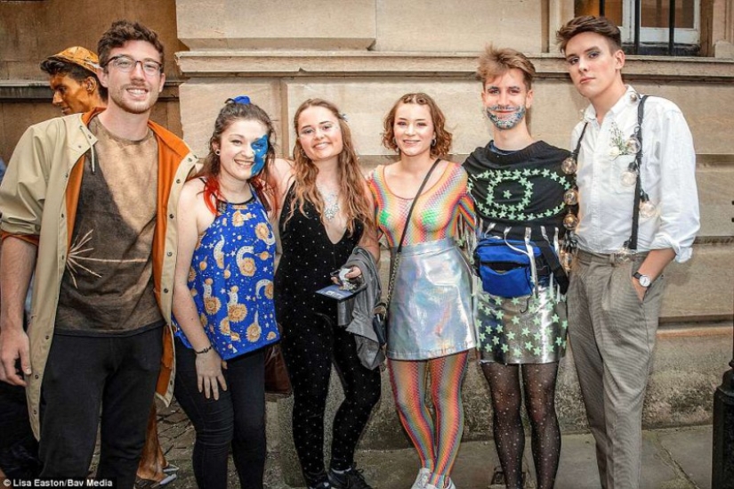 Desvestirse e ir al baile: cómo los estudiantes de Cambridge celebran el final de los exámenes