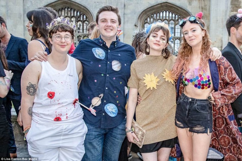 Desvestirse e ir al baile: cómo los estudiantes de Cambridge celebran el final de los exámenes