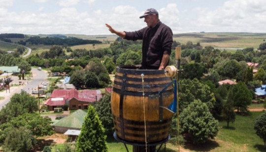 Diogenes of the XXI century: why a diver from South Africa lives in a barrel on a pole Diogenes of the XXI century: why a diver from South Africa lives in a barrel on a pole