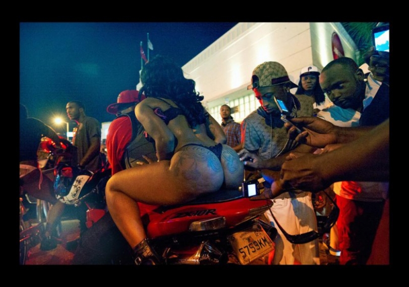 Dirty Dancing: Cómo los raperos se juntan en los clubes de striptease de Atlanta Dirty Dancing: Cómo los raperos se juntan en los clubes de striptease de Atlanta