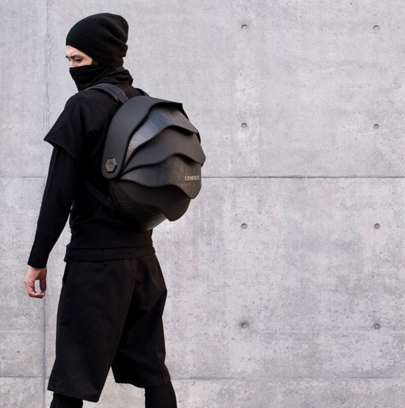 Diseñadores de Colombia han creado una mochila-caparazón de neumáticos viejos