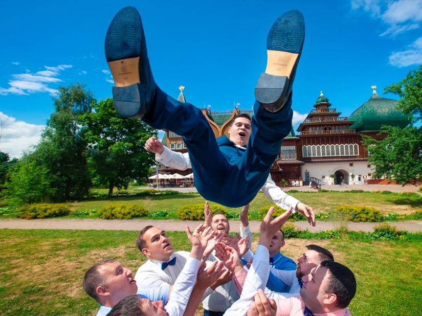 Divertidas fotos de boda con la participación de los amigos del novio.