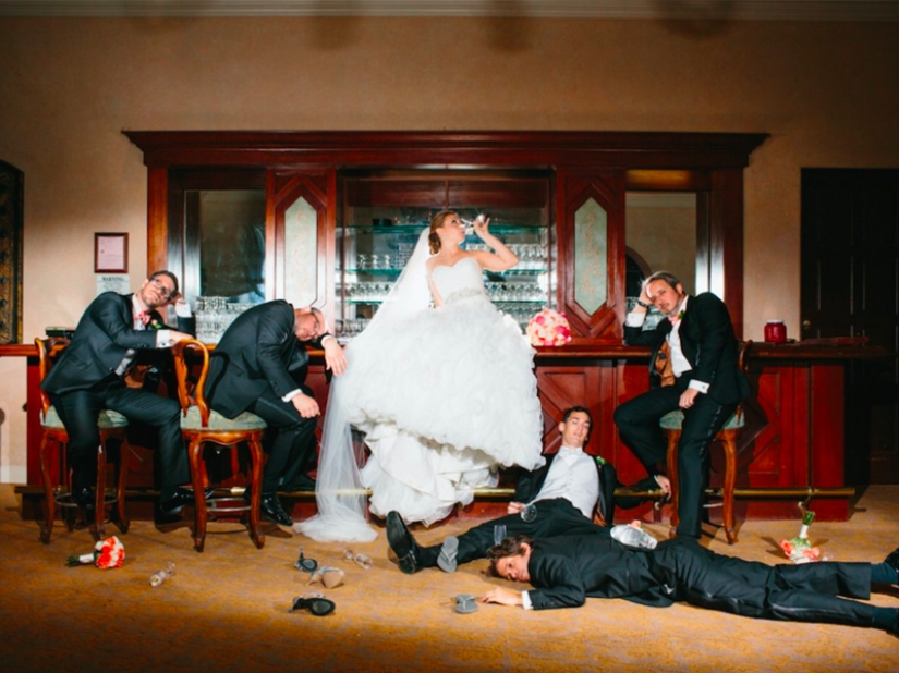 Divertidas fotos de boda con la participación de los amigos del novio.