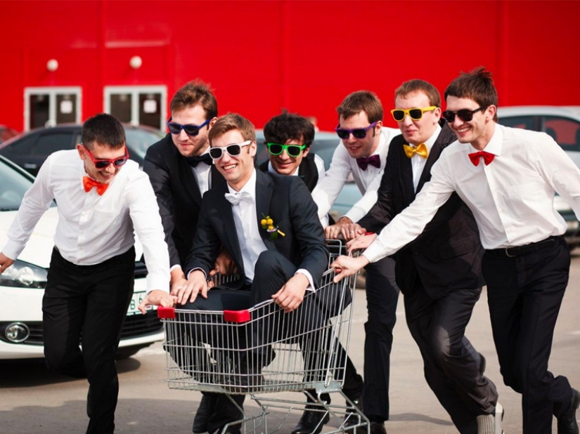 Divertidas fotos de boda con la participación de los amigos del novio.