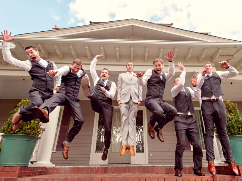 Divertidas fotos de boda con la participación de los amigos del novio.