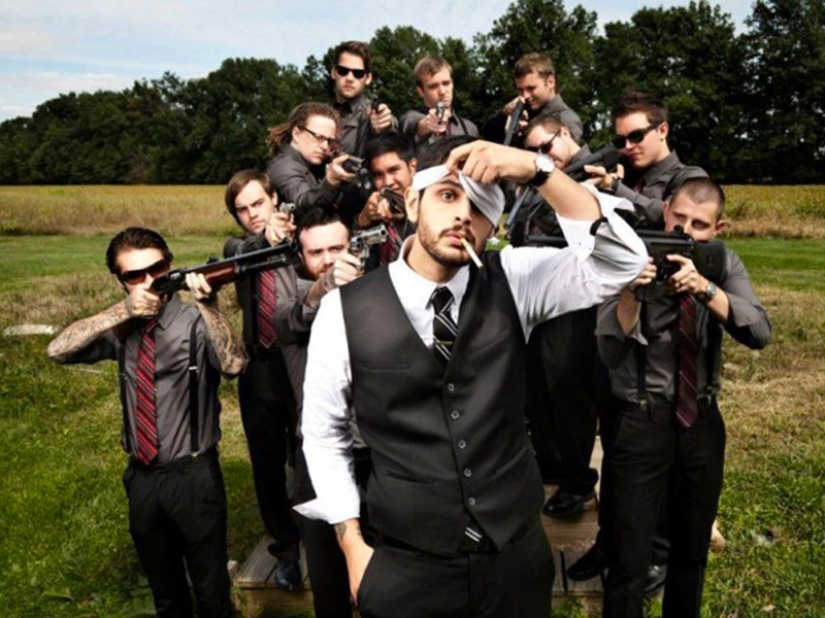 Divertidas fotos de boda con la participación de los amigos del novio.