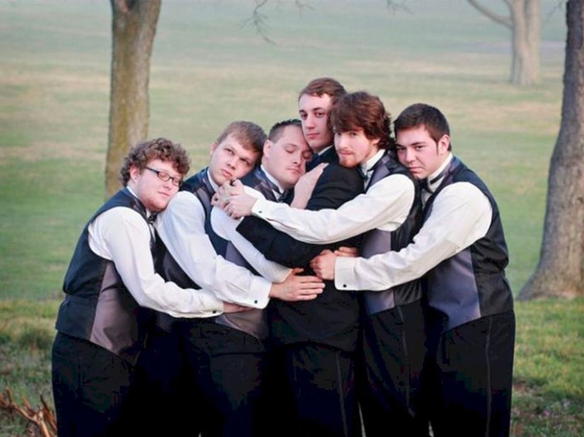 Divertidas fotos de boda con la participación de los amigos del novio.