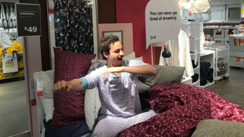 ¿Dónde con las piernas? El periodista creyó la reacción de los vendedores de tiendas de muebles, acostándose a dormir en sofás