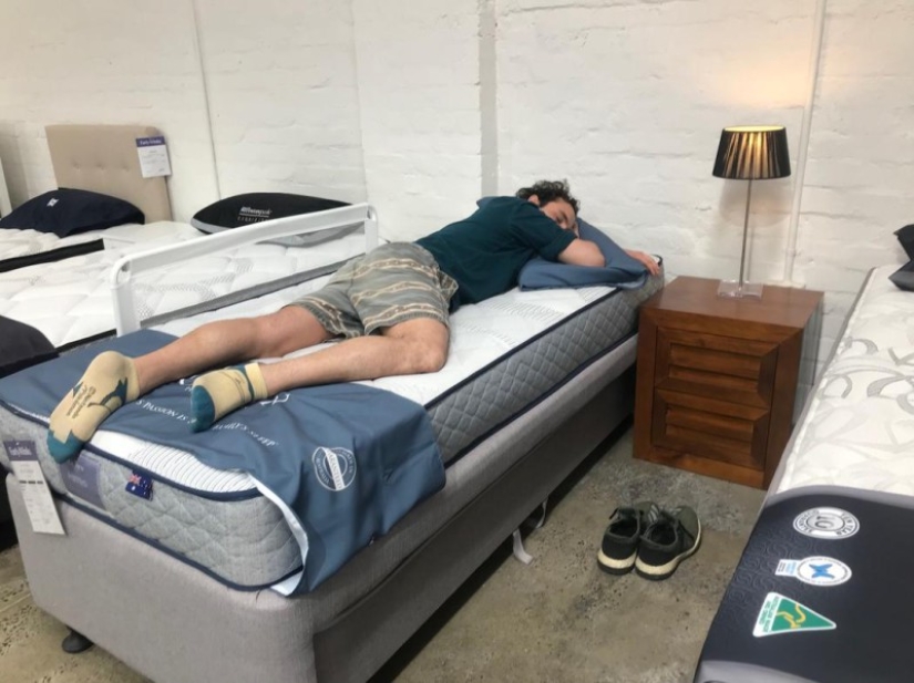 ¿Dónde con las piernas? El periodista creyó la reacción de los vendedores de tiendas de muebles, acostándose a dormir en sofás