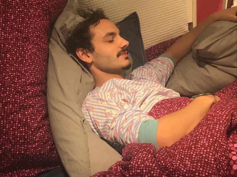 ¿Dónde con las piernas? El periodista creyó la reacción de los vendedores de tiendas de muebles, acostándose a dormir en sofás