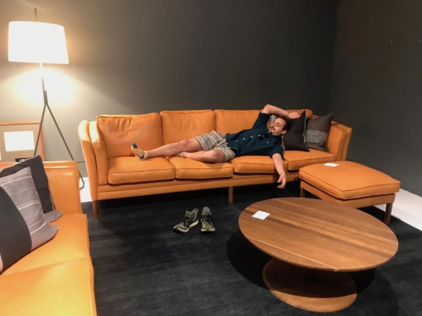 ¿Dónde con las piernas? El periodista creyó la reacción de los vendedores de tiendas de muebles, acostándose a dormir en sofás