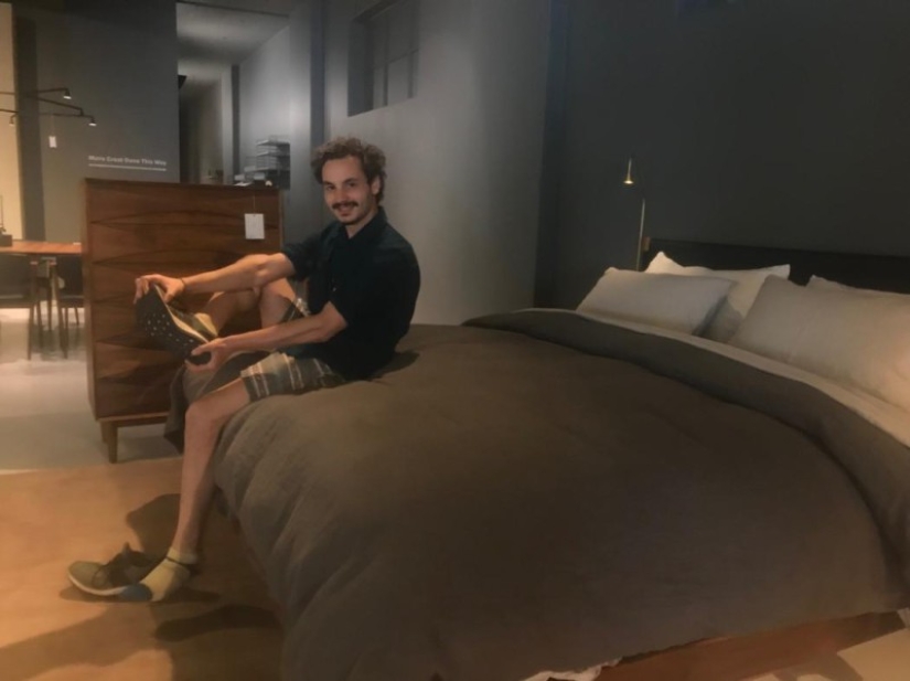 ¿Dónde con las piernas? El periodista creyó la reacción de los vendedores de tiendas de muebles, acostándose a dormir en sofás