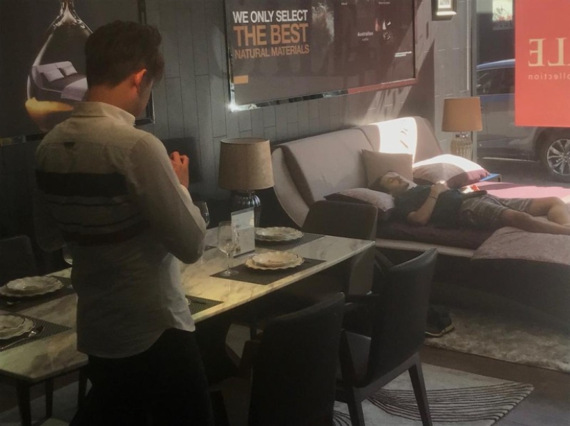 ¿Dónde con las piernas? El periodista creyó la reacción de los vendedores de tiendas de muebles, acostándose a dormir en sofás
