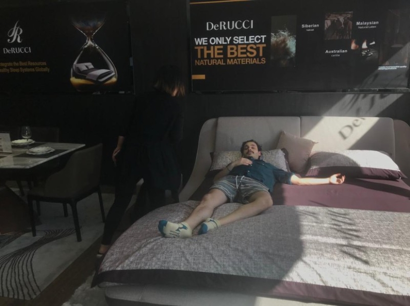 ¿Dónde con las piernas? El periodista creyó la reacción de los vendedores de tiendas de muebles, acostándose a dormir en sofás